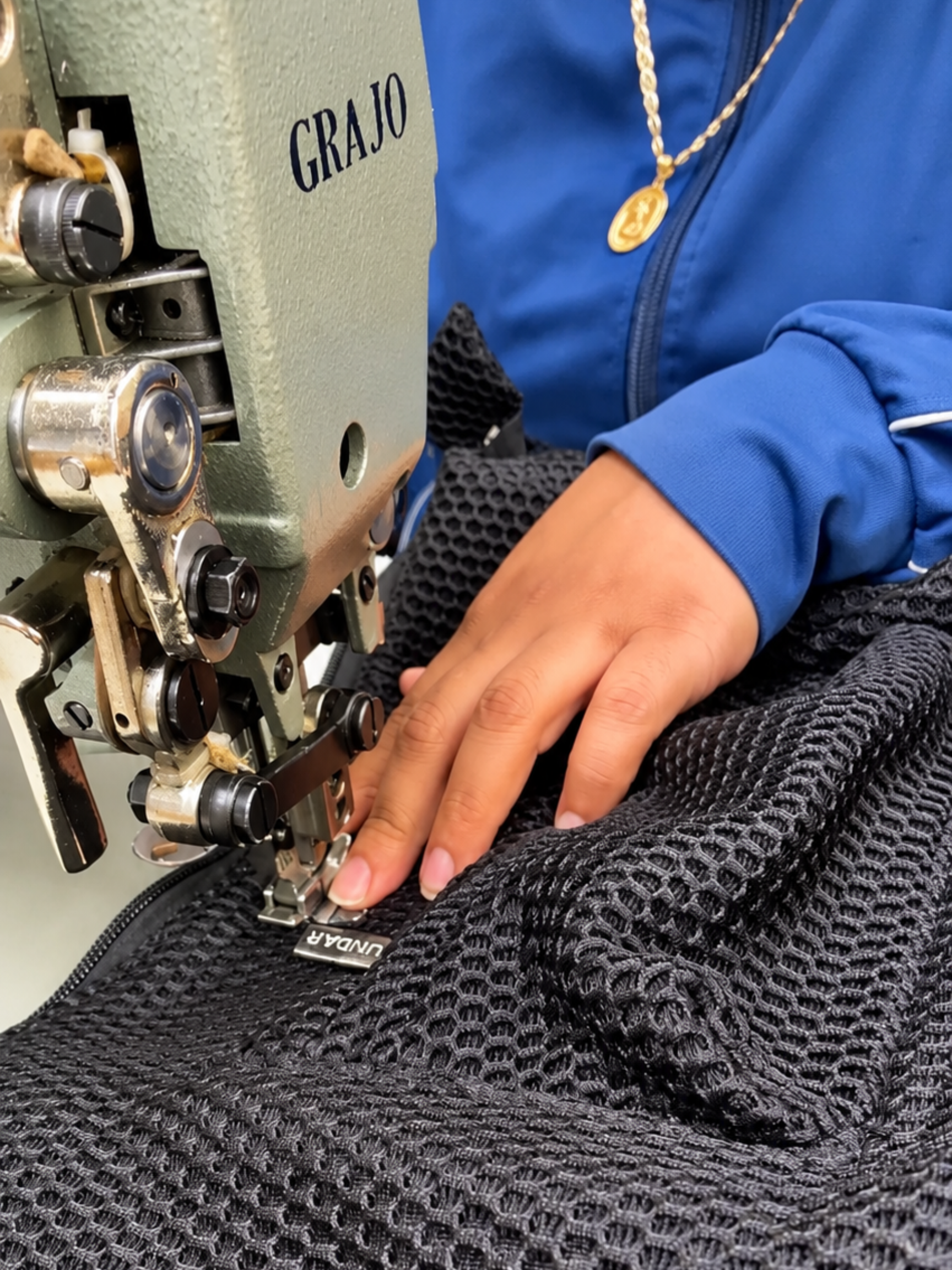 Detalle de la confecci&oacute;n de una bolsa Sundar en m&aacute;quina de coser industrial